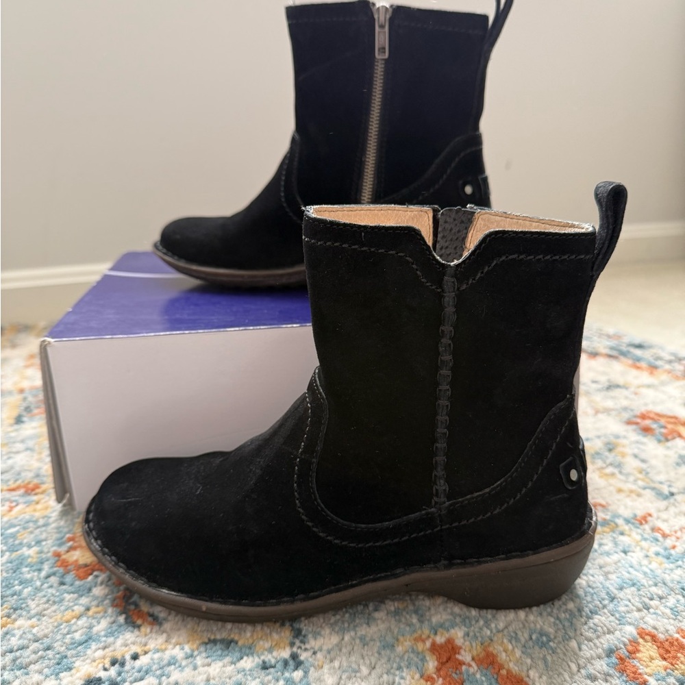 UGG Neevah Ankle Boot Womens Size 7 Black Suede Sheepskin Lined Side Zip